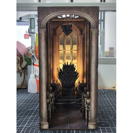 House of the Dragon Tiny Adventures Book Nook Mini Diorama Iron Throne 23 cm